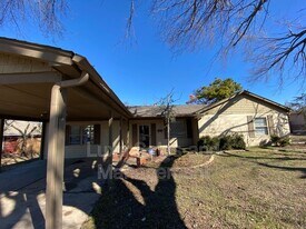 6017 NW 56th St in Warr Acres, OK - Building Photo
