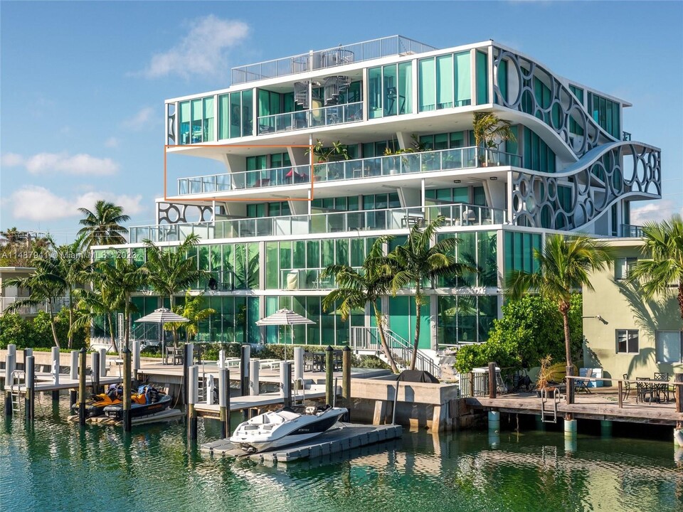 8425 Crespi Blvd, Unit 401 in Miami Beach, FL - Foto de edificio