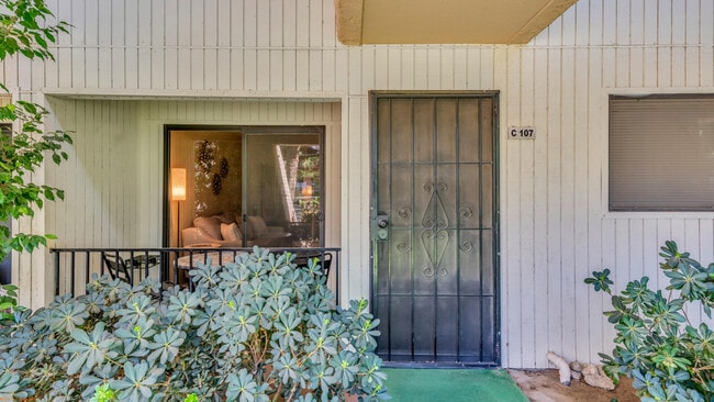 2800 N Los Felices Rd in Palm Springs, CA - Building Photo - Building Photo
