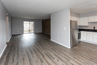 Midvale Heights in Chattanooga, TN - Building Photo - Interior Photo