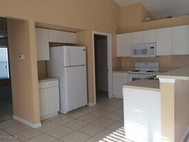 1031 NE 7th Pl in Cape Coral, FL - Building Photo