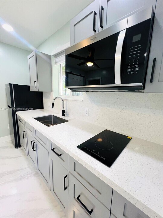 10370 SW 174th Terrace-Unit -2 in Miami, FL - Building Photo