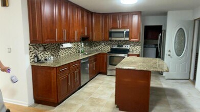 7 Wildwood Rd in Elk Grove Village, IL - Building Photo - Building Photo