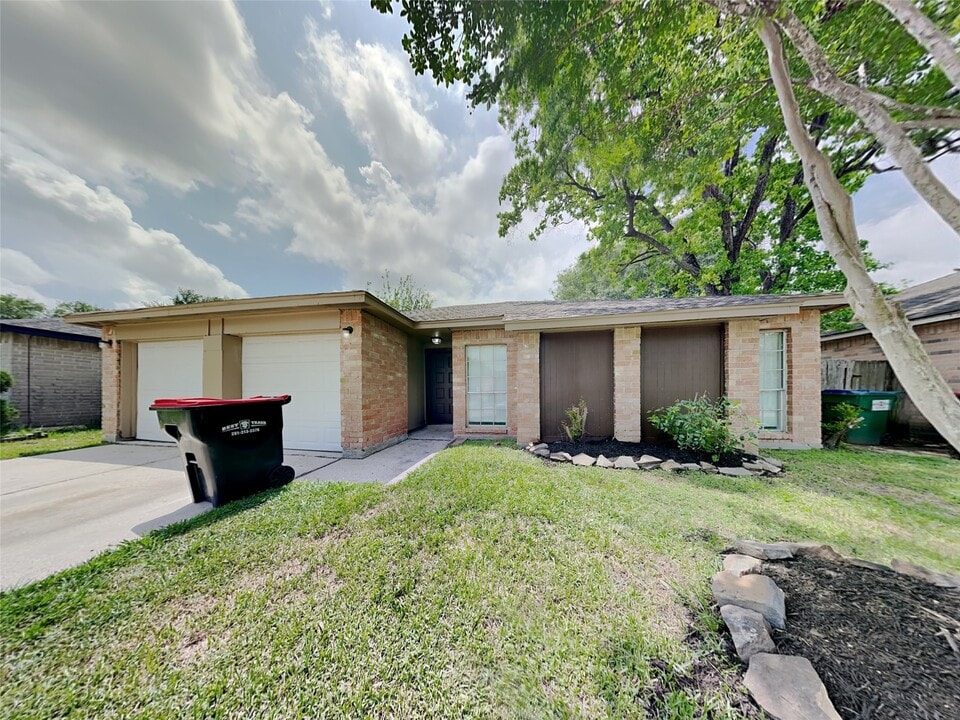 12219 Lennox Gardens Dr in Houston, TX - Building Photo
