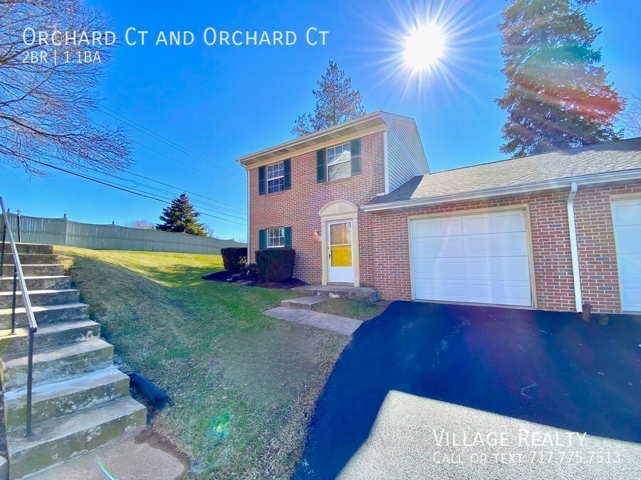 402 Orchard Ct in Red Lion, PA - Building Photo