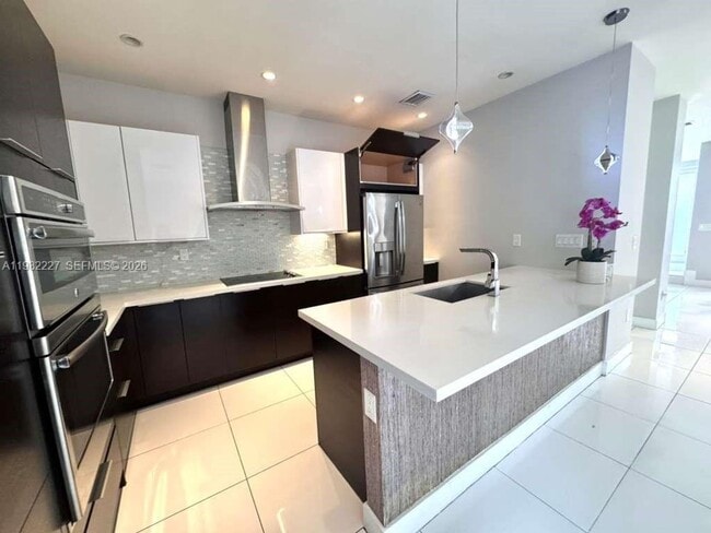 6458 NW 103rd Psge in Doral, FL - Building Photo - Building Photo