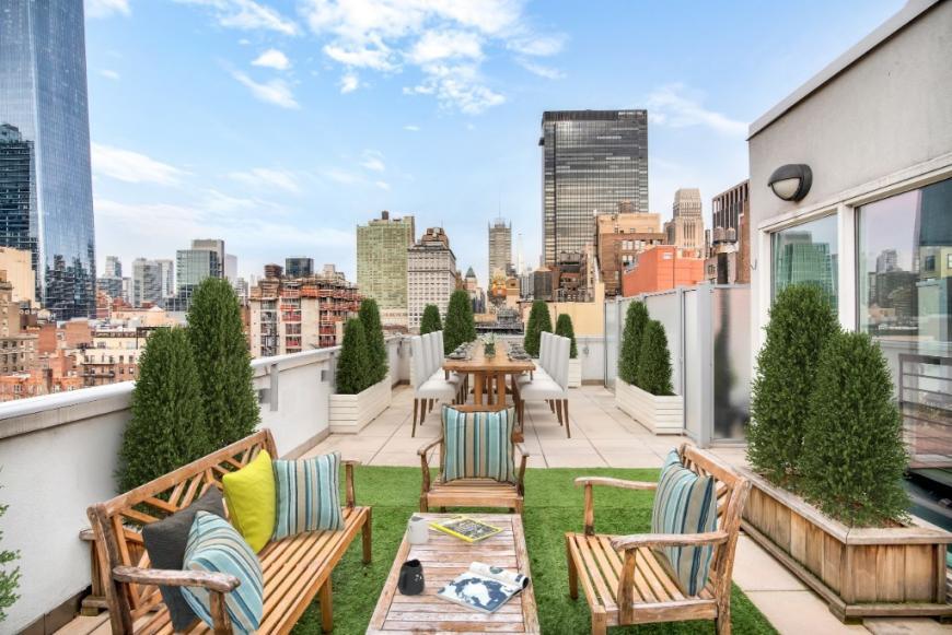 261 W 28th St in New York, NY - Building Photo