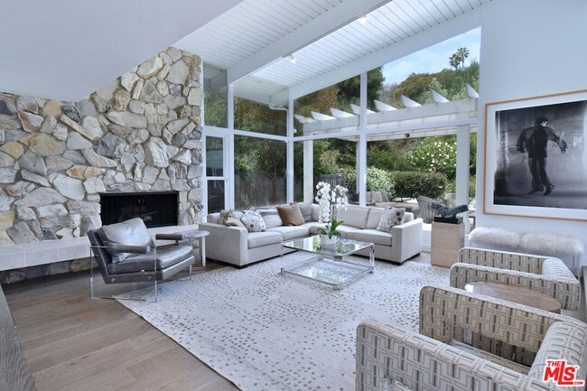 13413 Bayliss Rd in Los Angeles, CA - Building Photo - Building Photo