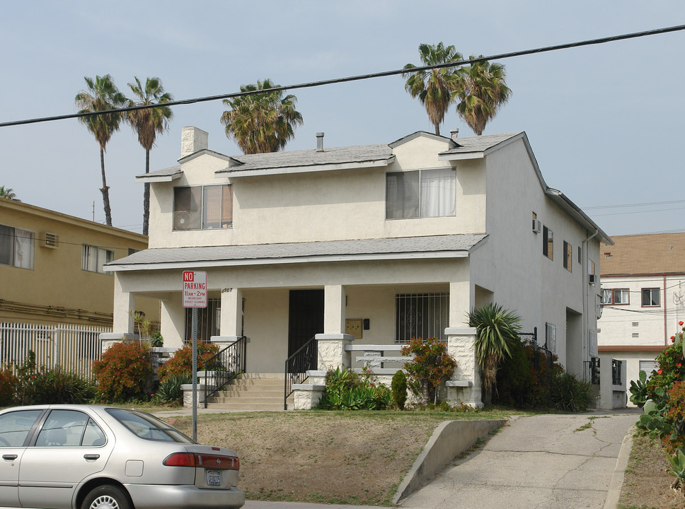 4907 Romaine St in Los Angeles, CA - Foto de edificio