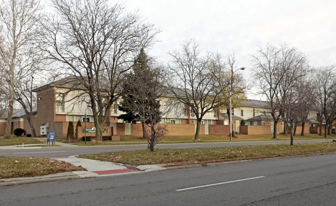 Town Square Co-Op Apartments in Detroit, MI - Building Photo