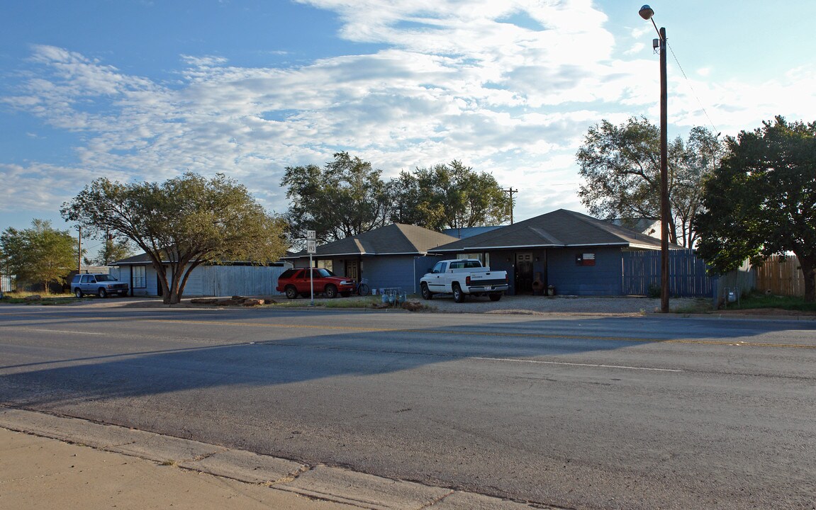 411 Dowden Ave in Wolfforth, TX - Foto de edificio