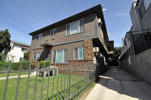 12427 Riverside Dr in Los Angeles, CA - Building Photo