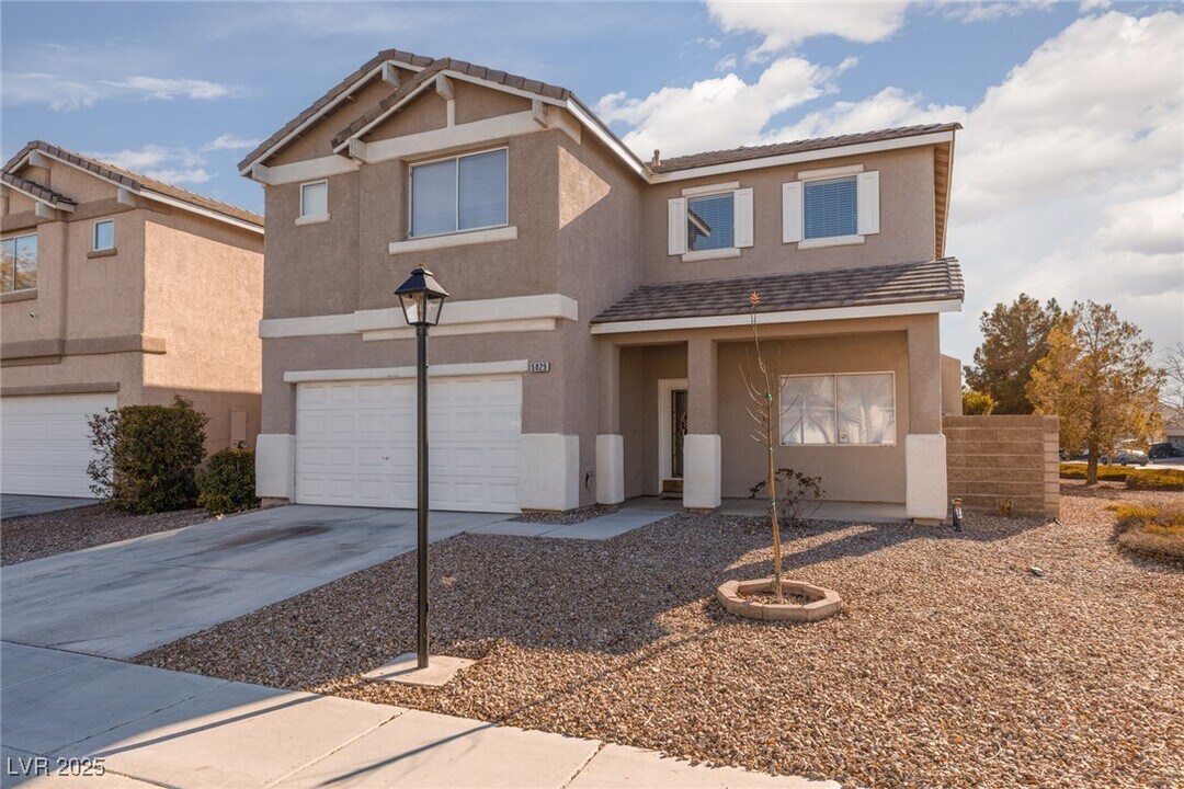 5029 Cascade Pools Ave in Las Vegas, NV - Building Photo