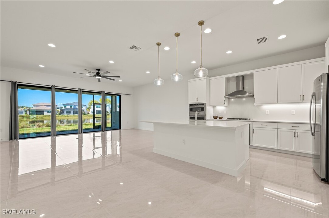 20463 Estero Xing Blvd in Estero, FL - Foto de edificio