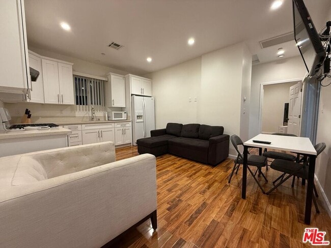 property at 609 W Doran St