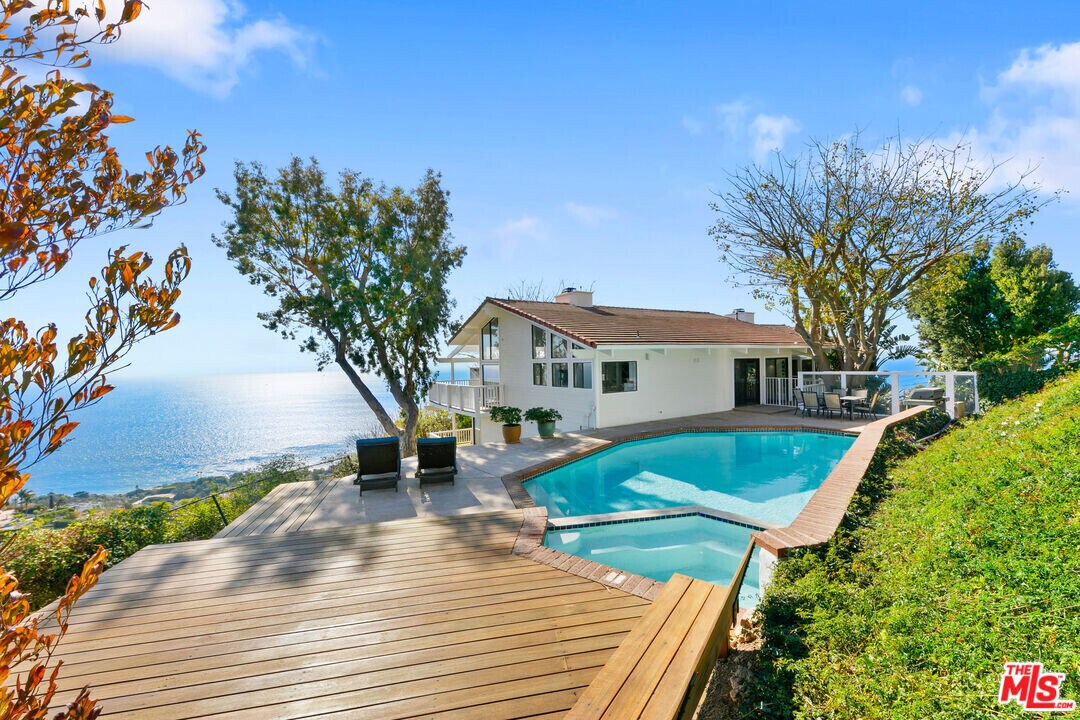 4262 Avenida De La Encinal in Malibu, CA - Building Photo