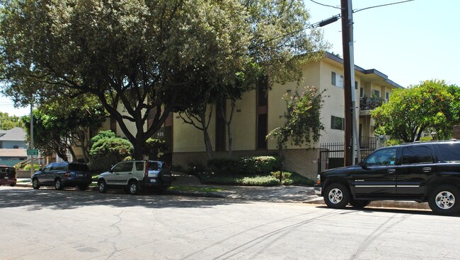 435 Euclid Ave in Pasadena, CA - Foto de edificio - Building Photo