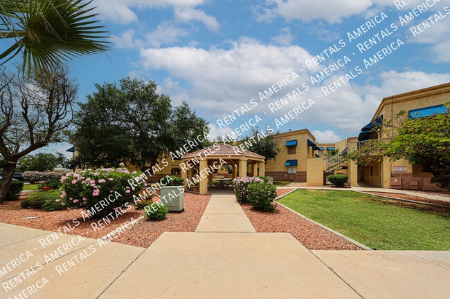 12221 W Bell Rd in Surprise, AZ - Building Photo - Building Photo