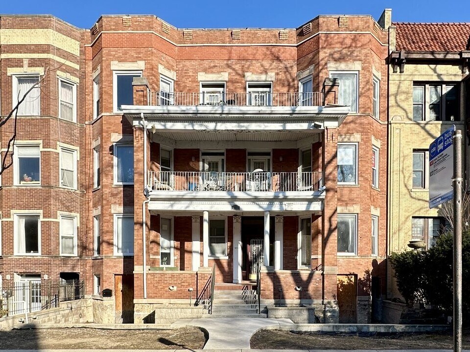 6711 N Sheridan Rd in Chicago, IL - Building Photo