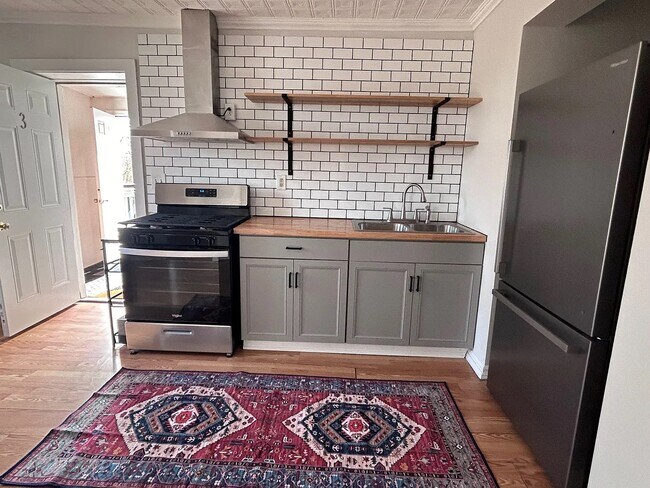 140 Spring St in Kingston, NY - Foto de edificio - Building Photo