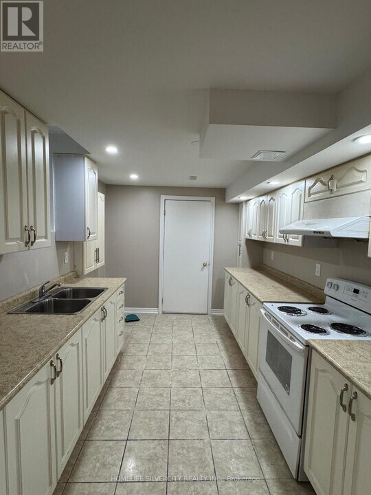 9 Elsmere Rd in Brampton, ON - Building Photo