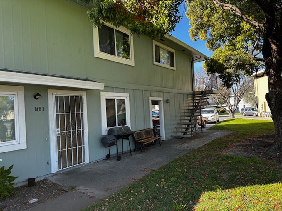 1483 Guerneville Rd in Santa Rosa, CA - Building Photo