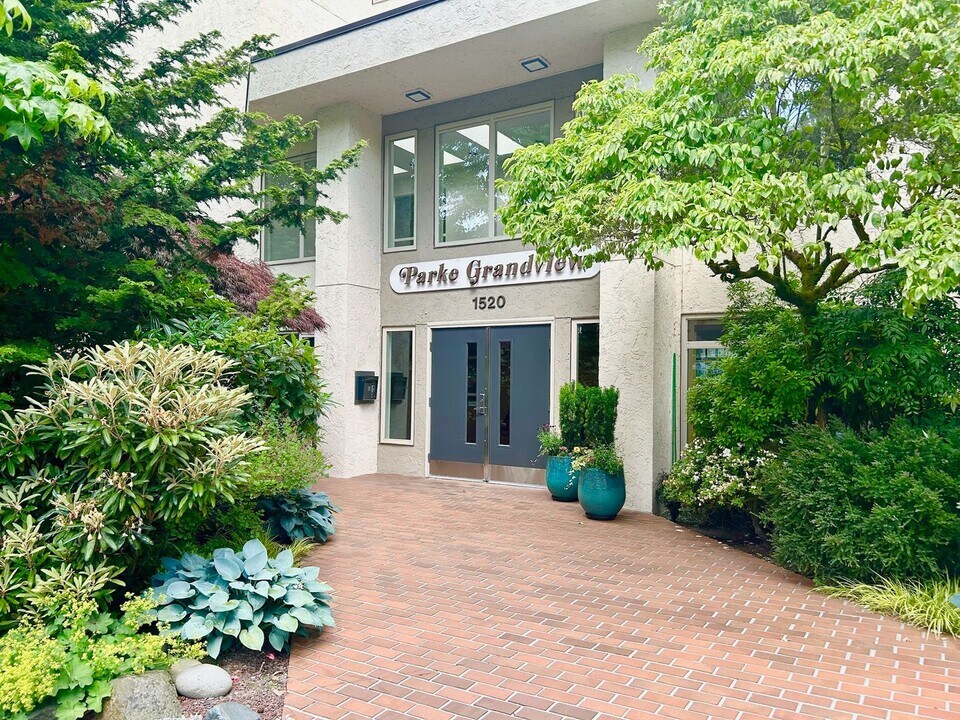 1520 15th Ave E in Seattle, WA - Building Photo