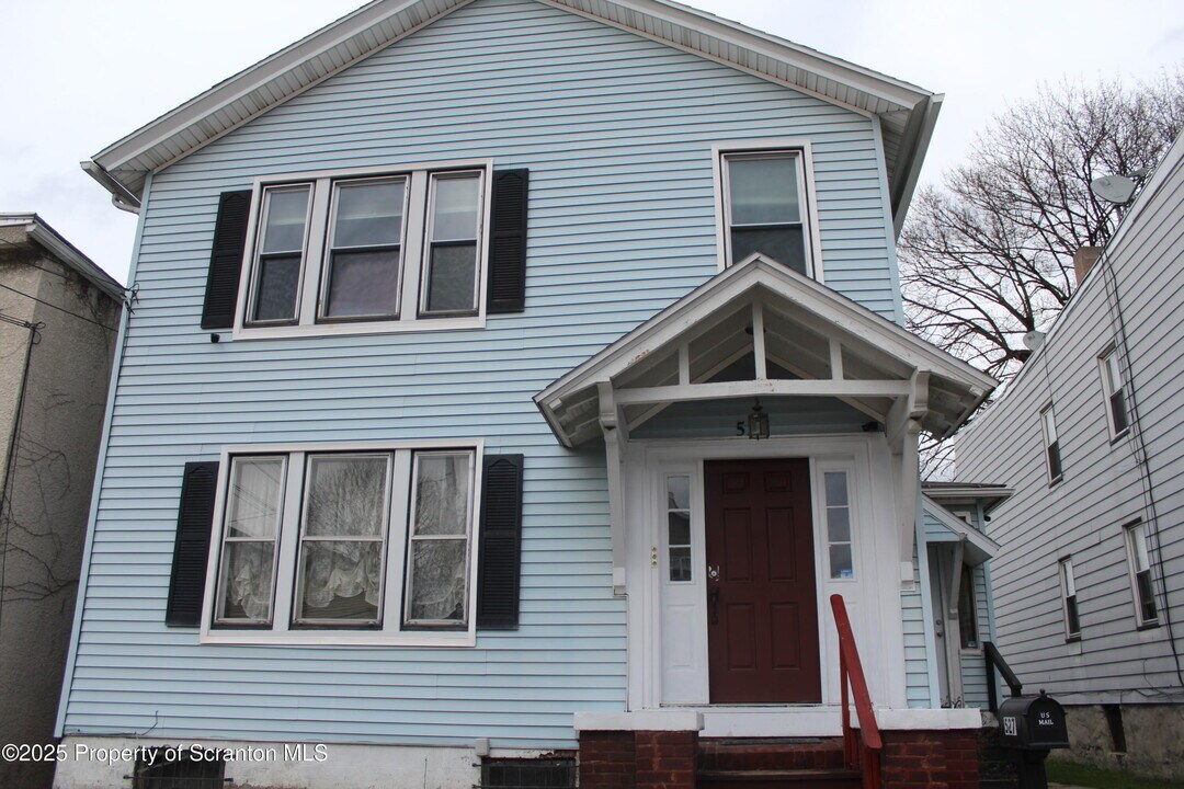 527 Willow St in Scranton, PA - Building Photo