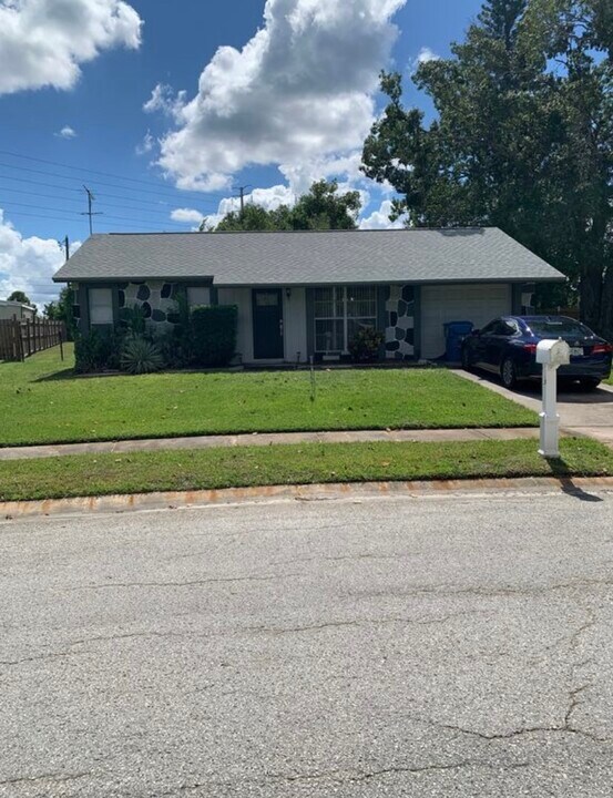 7926 Avenal Loop in New Port Richey, FL - Building Photo
