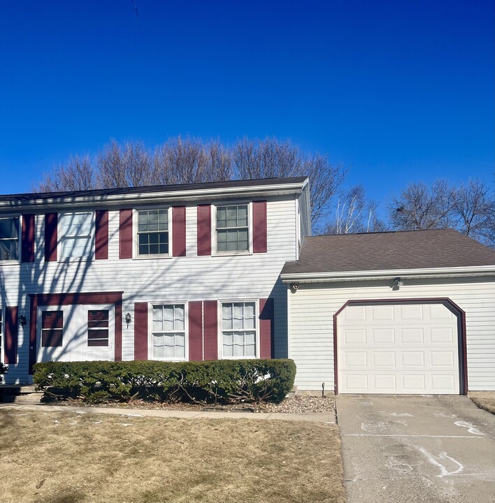 5766 Williamsburg Way in Fitchburg, WI - Building Photo