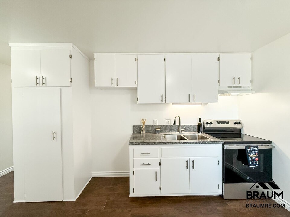 15634 Leadwell St in Los Angeles, CA - Building Photo