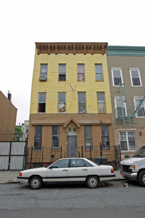 180 Jefferson St in Brooklyn, NY - Building Photo