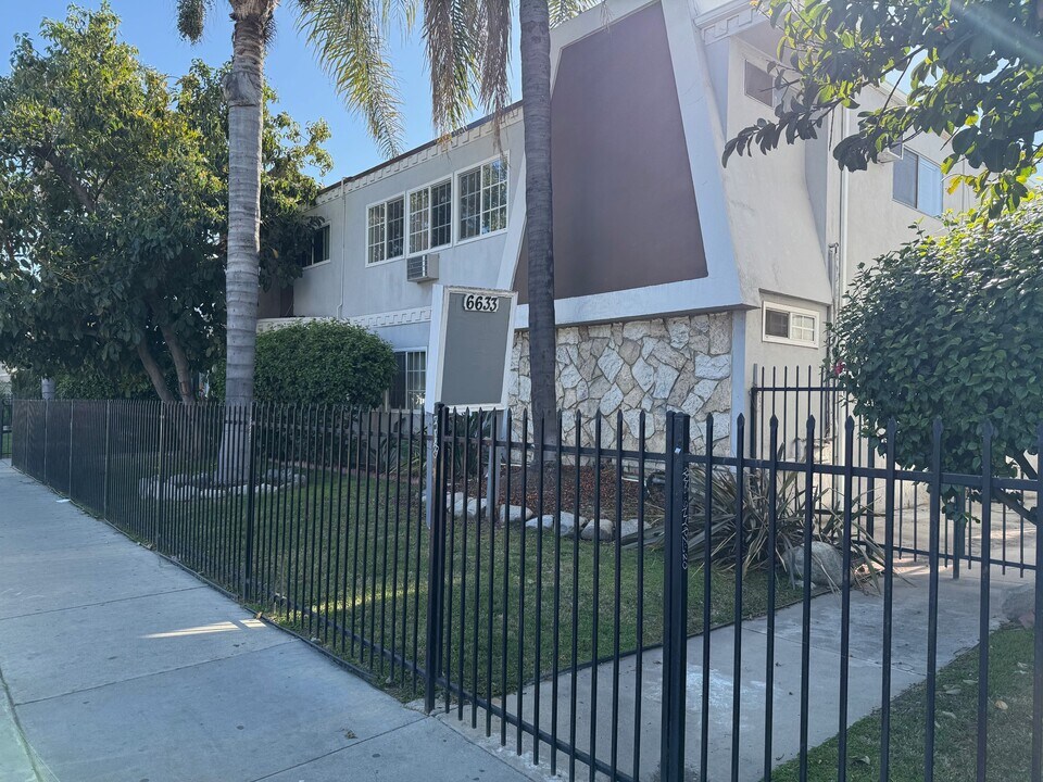 6633 Woodley Ave in Los Angeles, CA - Building Photo