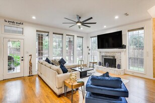 913 Tipton Rd in Irving, TX - Building Photo