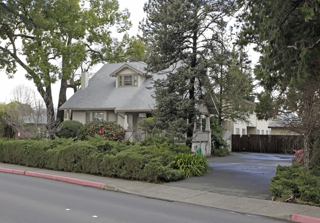 Redwood Apartments in Napa, CA - Foto de edificio