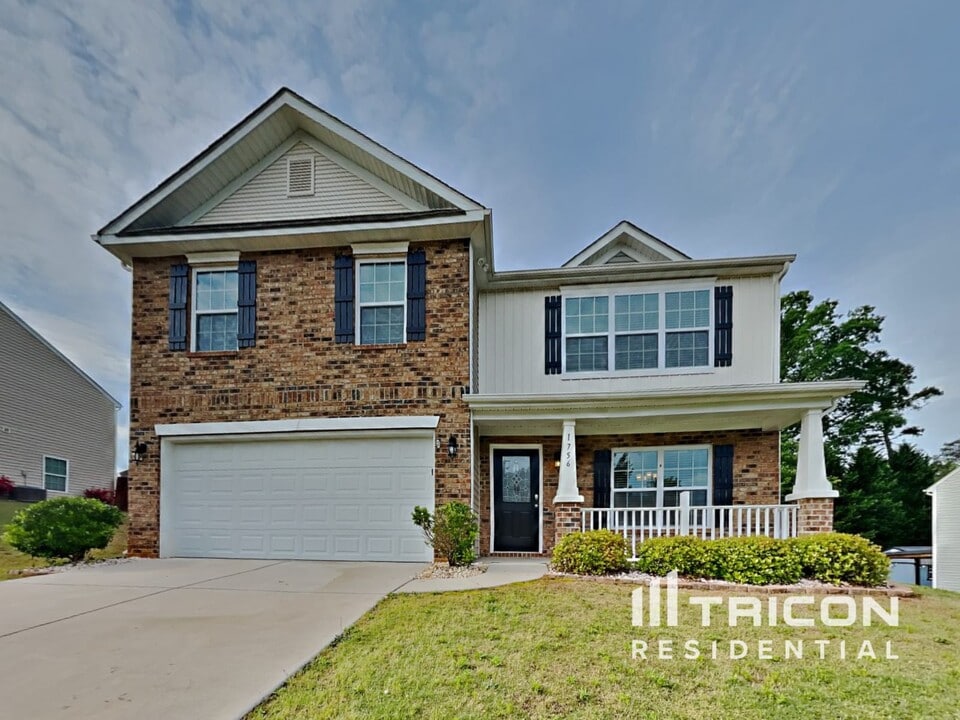 1756 Pinnacle Oaks Dr in Rural Hall, NC - Foto de edificio