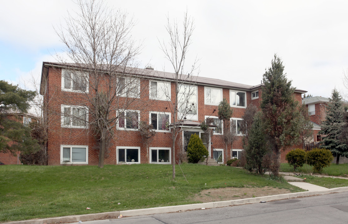 32 Heathrow Dr in Toronto, ON - Building Photo