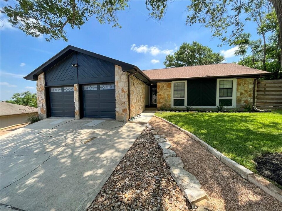 2401 Silver Spur Dr in Round Rock, TX - Building Photo