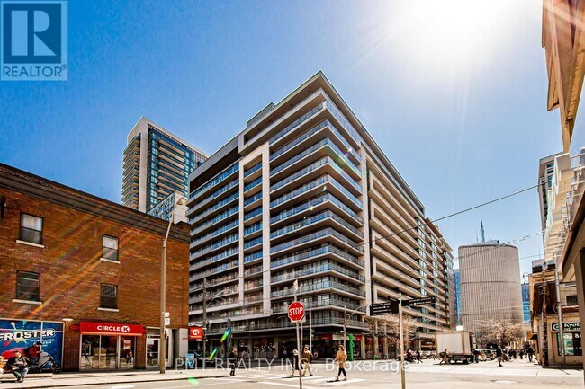 111 Elizabeth St in Toronto, ON - Building Photo - Building Photo