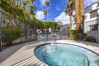 Fireside East Apartments in Scottsdale, AZ - Foto de edificio - Building Photo
