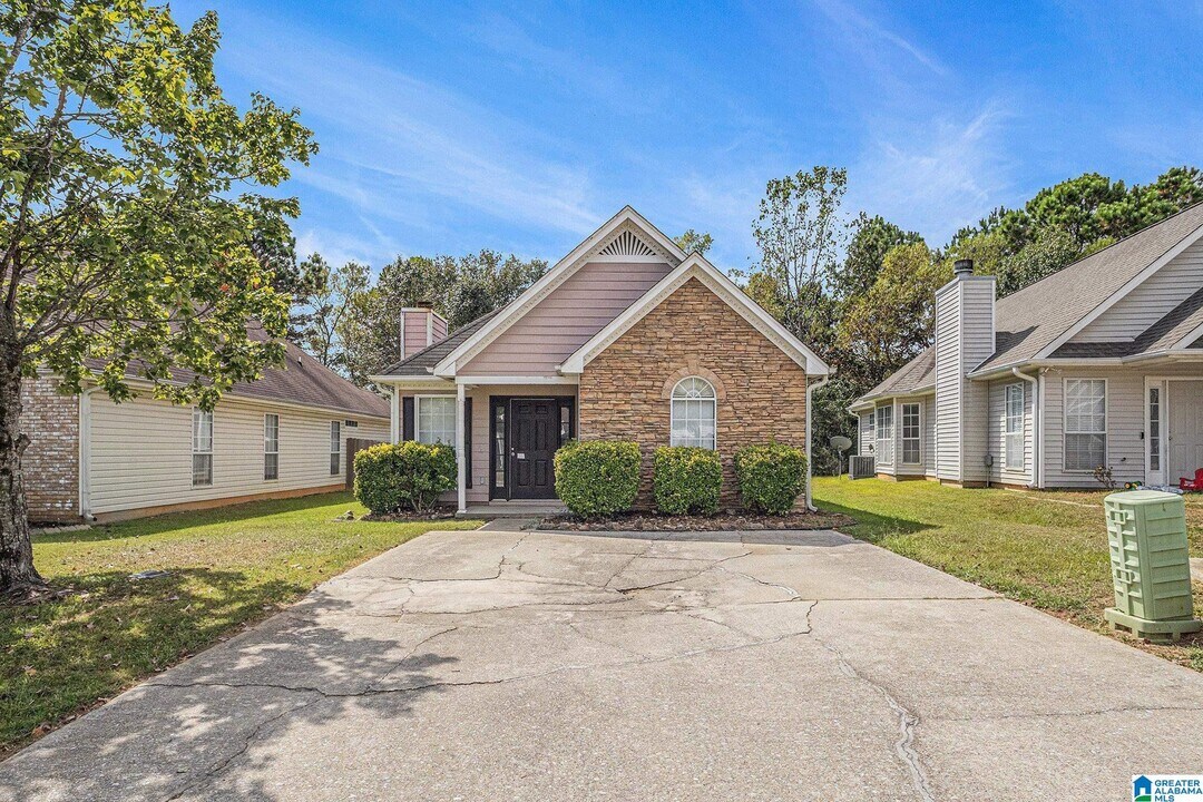 139 Flagstone Ln in Calera, AL - Building Photo