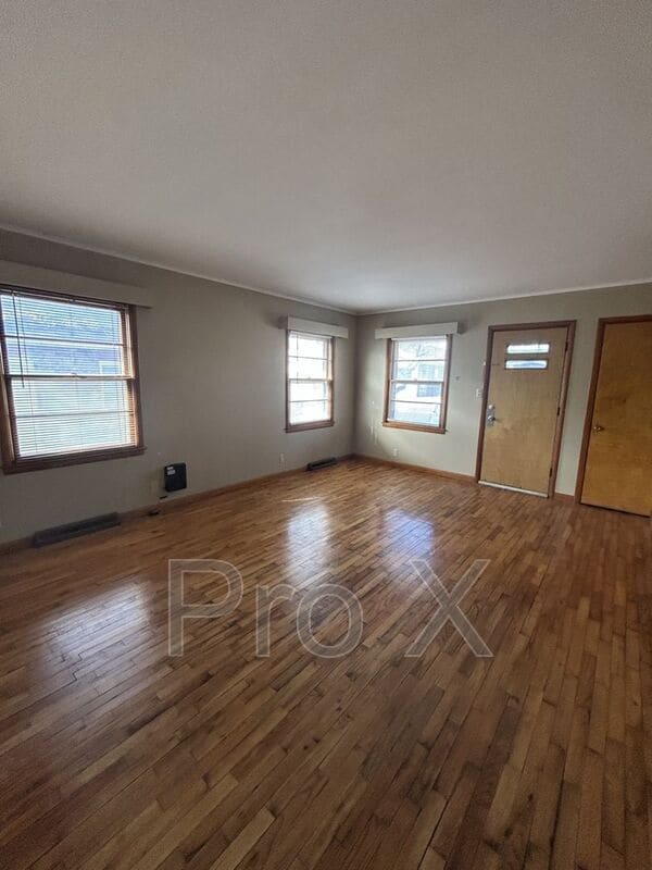 111 W Lindburg St in Pittsburg, KS - Foto de edificio - Building Photo