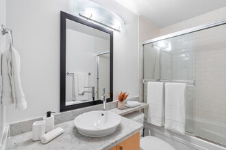 1050 Smithe St in Vancouver, BC - Building Photo - Building Photo