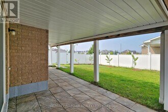 1052 Eagle Ridge Dr in Oshawa, ON - Building Photo - Building Photo