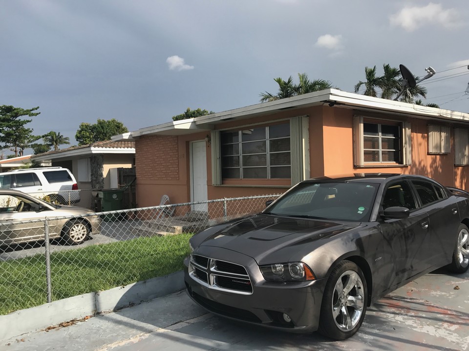 250-252 E 10th St in Hialeah, FL - Building Photo