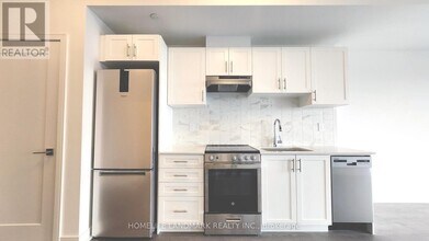 715 Davis Dr in Newmarket, ON - Building Photo - Building Photo