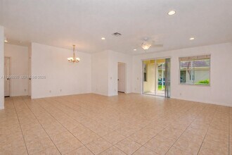 1877 Aspen Ln in Weston, FL - Building Photo - Building Photo