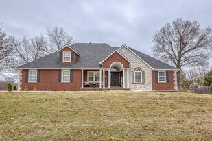 913 W Briarbrook Ln in Carl Junction, MO - Building Photo