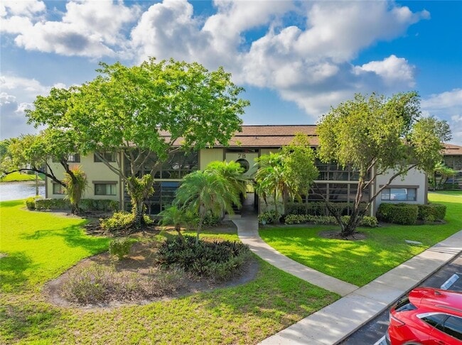 9614 W McNab Rd in Tamarac, FL - Foto de edificio - Building Photo