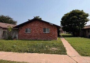 10 Tamarack Ave in McAllen, TX - Building Photo